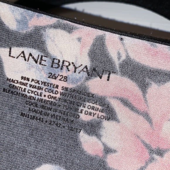 Size 4X / 26/28 Lane Bryant rushed cowl neck floral top - Picture 2 of 3